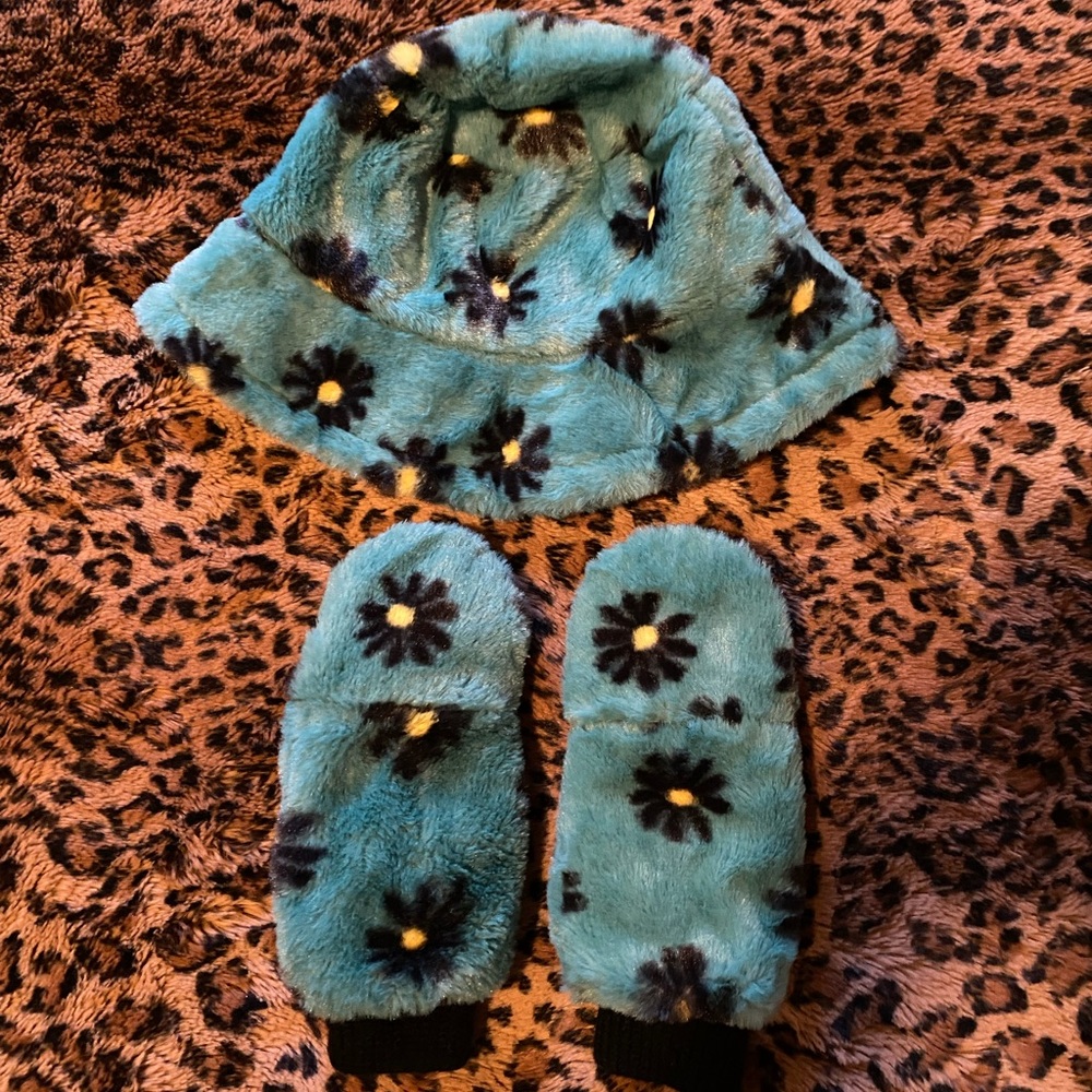 Free People Boho Bucket Hat & Gloves set